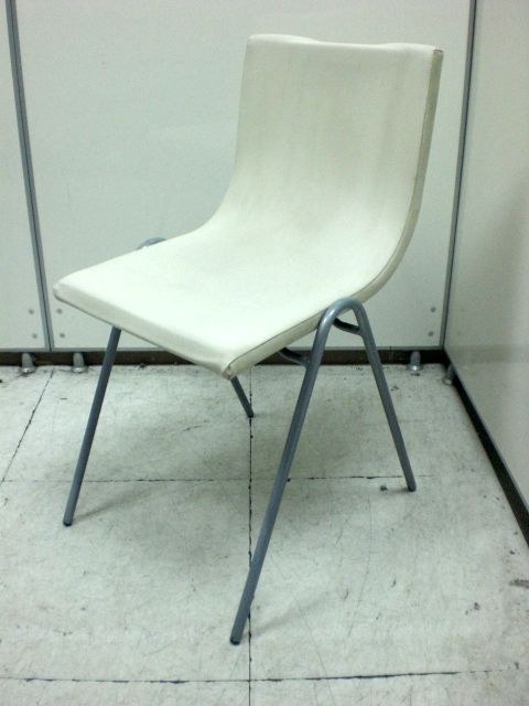 【３台入荷】レザー調のスタッキングチェア　ホワイト色で雰囲気明るく！！	
                        
                                    中古
            