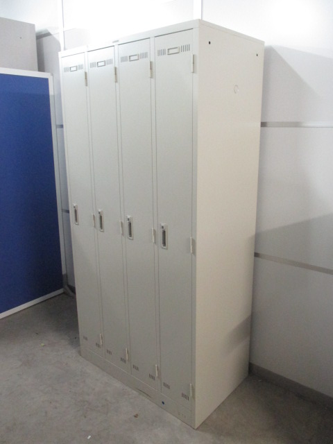 【1台入荷！】【状態良好】オフィスの必需品！クロガネ製4人用ロッカー【全扉鍵2本付き】
                        
                                    中古
            