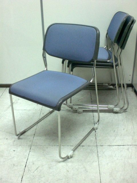 【4脚セット】定番のブルー色でオフィスで使いやすいスタッキングチェア　
                        
                                    中古
            