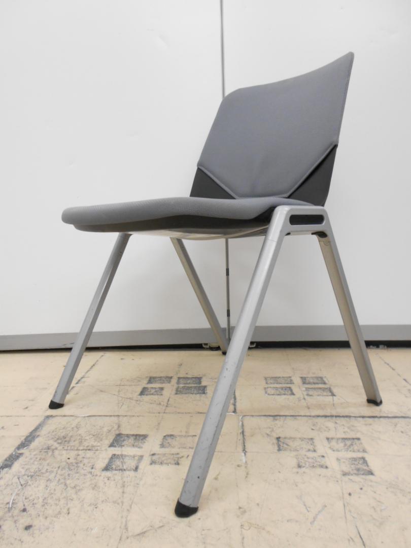 上質な布張りスタッキングチェアが入荷致しました。　コクヨ製パレードチェア
                        パレード
                                    中古
            