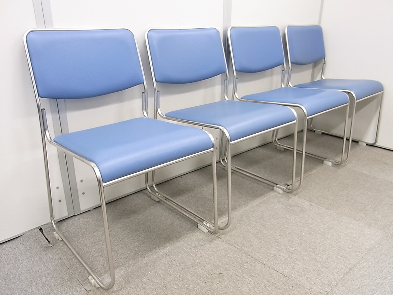 【4脚セット！】定番のスタッキングチェアが入荷！4脚揃って9,000円！スタッフオススメ お買い得品！
                        
                                    中古
            