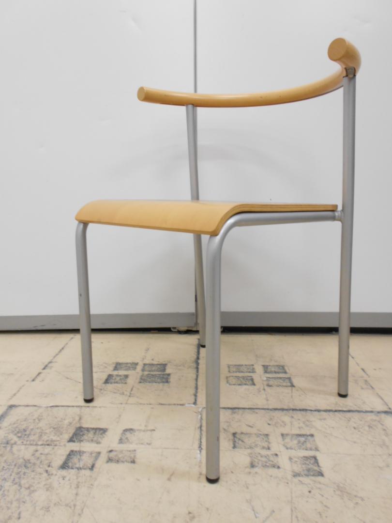 明るい木目のスタッキングチェア　入荷しました。
                        
                                    中古
            