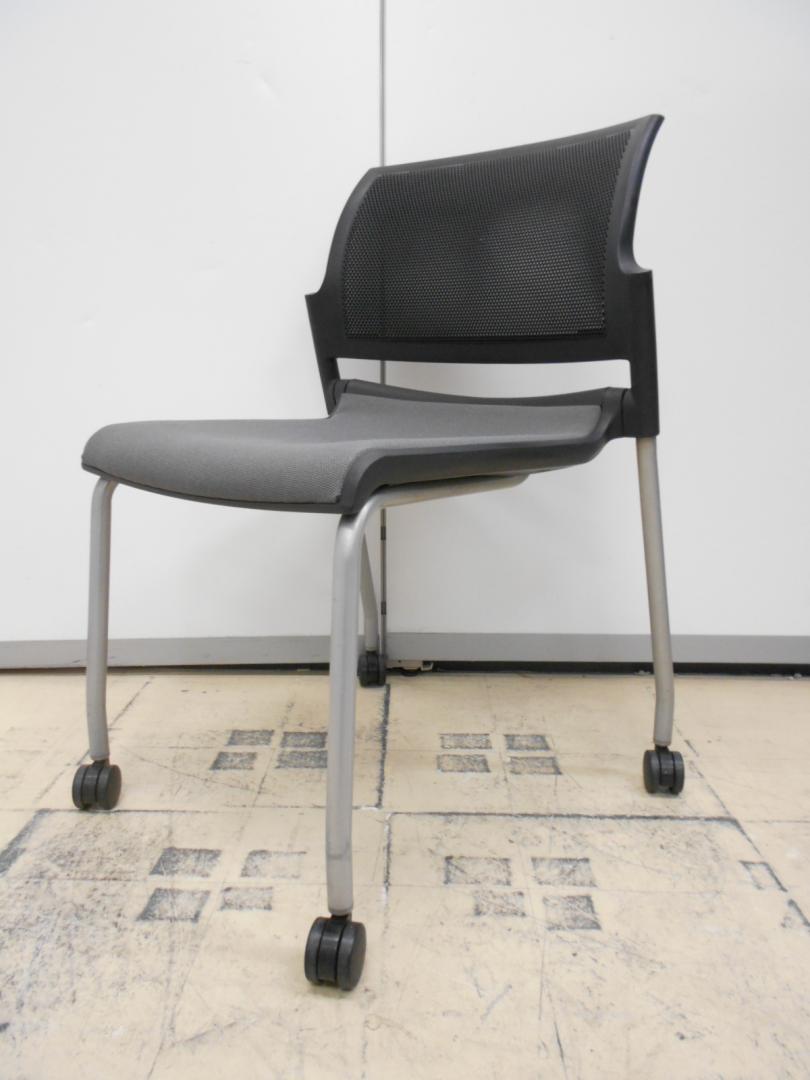 樹脂メッシュの背当てでしっかりとした造りのネスティングチェアです。　内田洋行製
                        
                                    中古
            