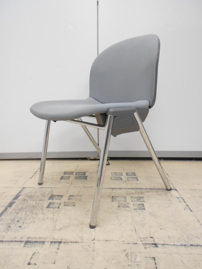 しっかりとした造りと生地が魅力のコクヨ製スタッキングチェアです。
                        イクスチェアー
                                    中古
            