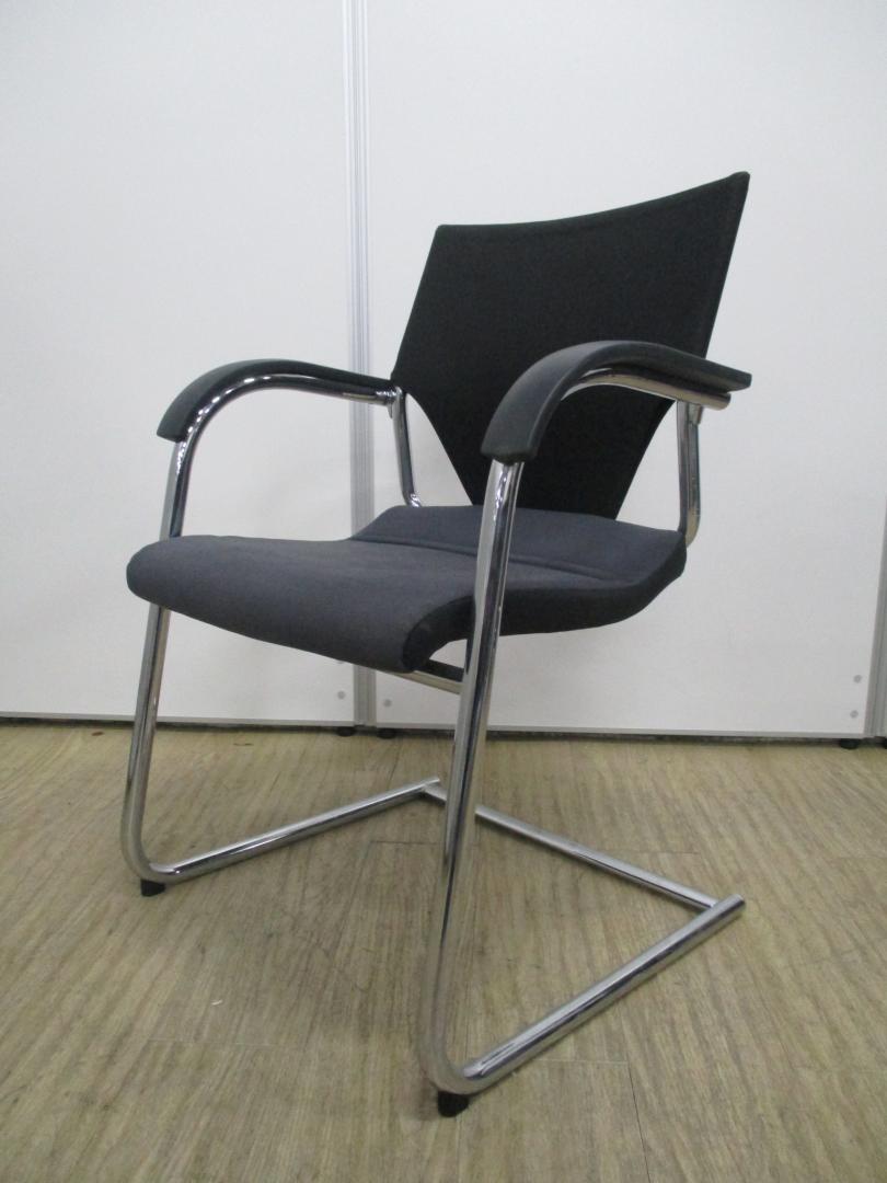 【2脚限定】クロームフレームのデザイナーズチェア（ウィルクハーン）入荷です！
                        モダスチェア
                                    中古
            