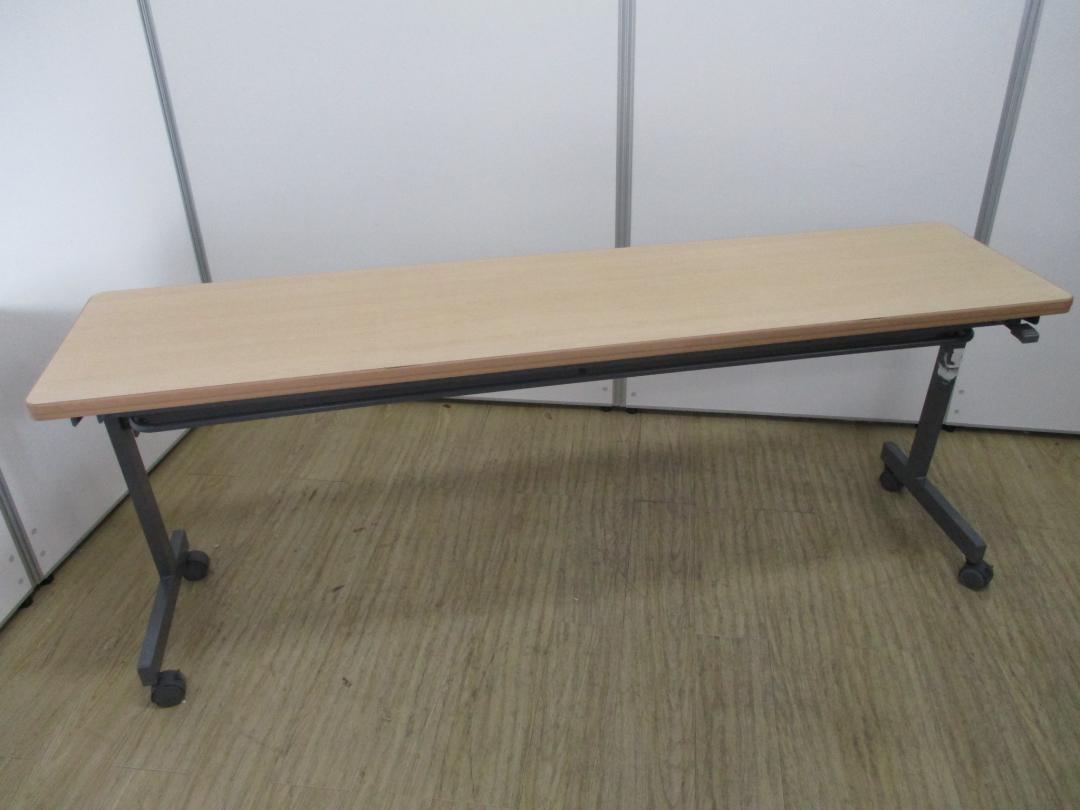 木目が綺麗な折り畳みテーブル！幅が1800ありますので3～4人掛けでご利用いただけます。
                        
                                    中古
            