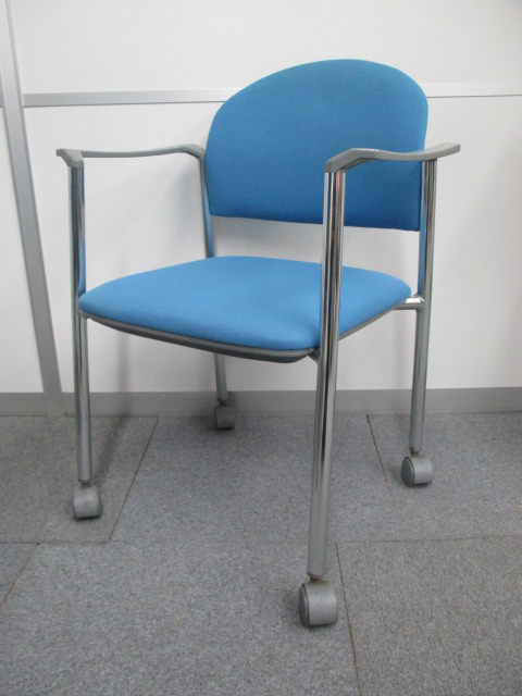 【キャスター付で移動がスムーズ！】■肘付スタッキングチェア　ブルー■ライオン製（LION）ミーティングチェア
                        
                                    中古
            