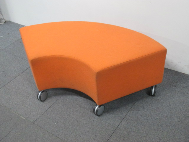 【3台入荷！状態良好】リングソファー　目的に応じた組み合わせでさまざまな使用が可能　キャスター付きで移動もラクチン　マリンダオレンジカラー【中古オフィス家具　】
                        Alt Talk アルトトーク
                                    中古
            