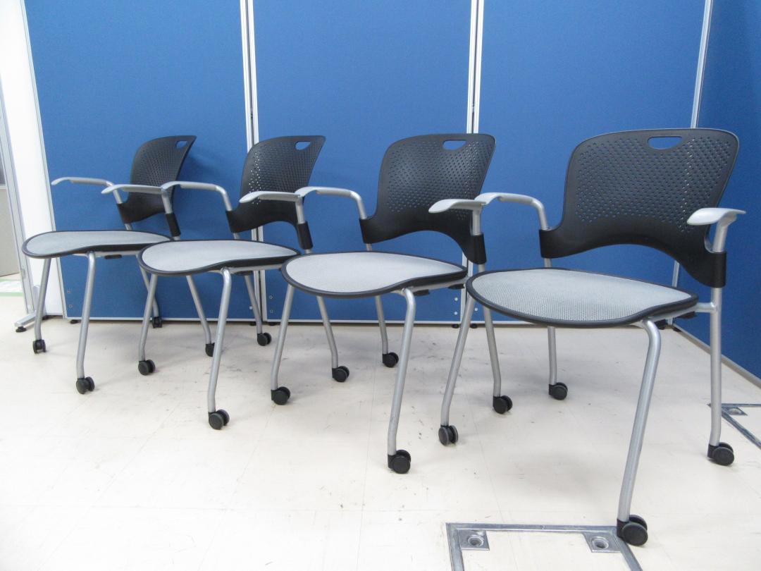 【軽量すぎてビックリ！】ケイパーチェア Herman Miller(ハーマンミラー) グレーカラー■軽量で持ち運びも簡単！デザインもＧＯＯＤ！！【4脚セット】
                        
                                    中古
            