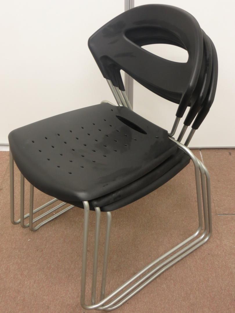 【3脚セット】樹脂製ミーティングチェア　シンプルなデザインなので簡単な打ち合わせスペースにお勧め！【状態良好】
                        
                                    中古
            