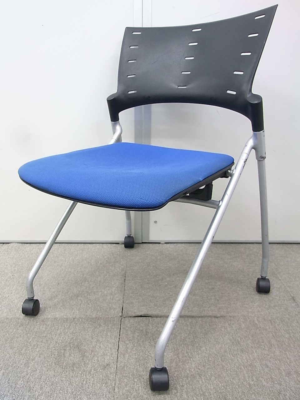 【おつとめ品！使用感あり】ミーティングチェアの定番 イトーキ製マノスチェア ウルトラマリンブルー【使用感ある為、お安くご案内！！！】
                        マノス
                                    中古
            