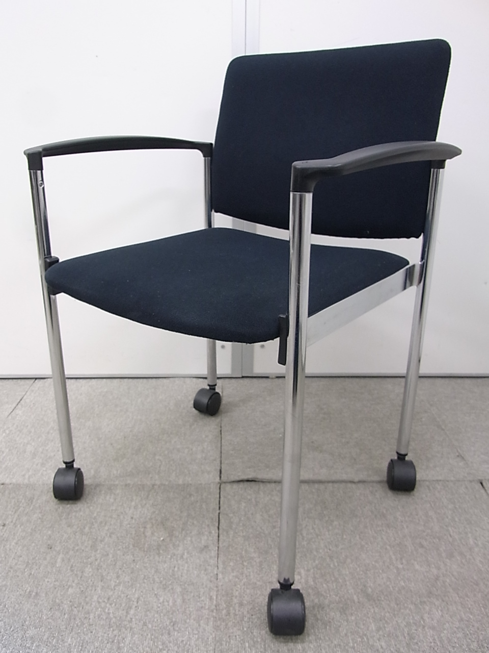 【5脚入荷！】プラス製 スタッキングチェア！キャスター付きのミーティングチェアが入荷です！ふかふかな座面です！
                        
                                    中古
            
