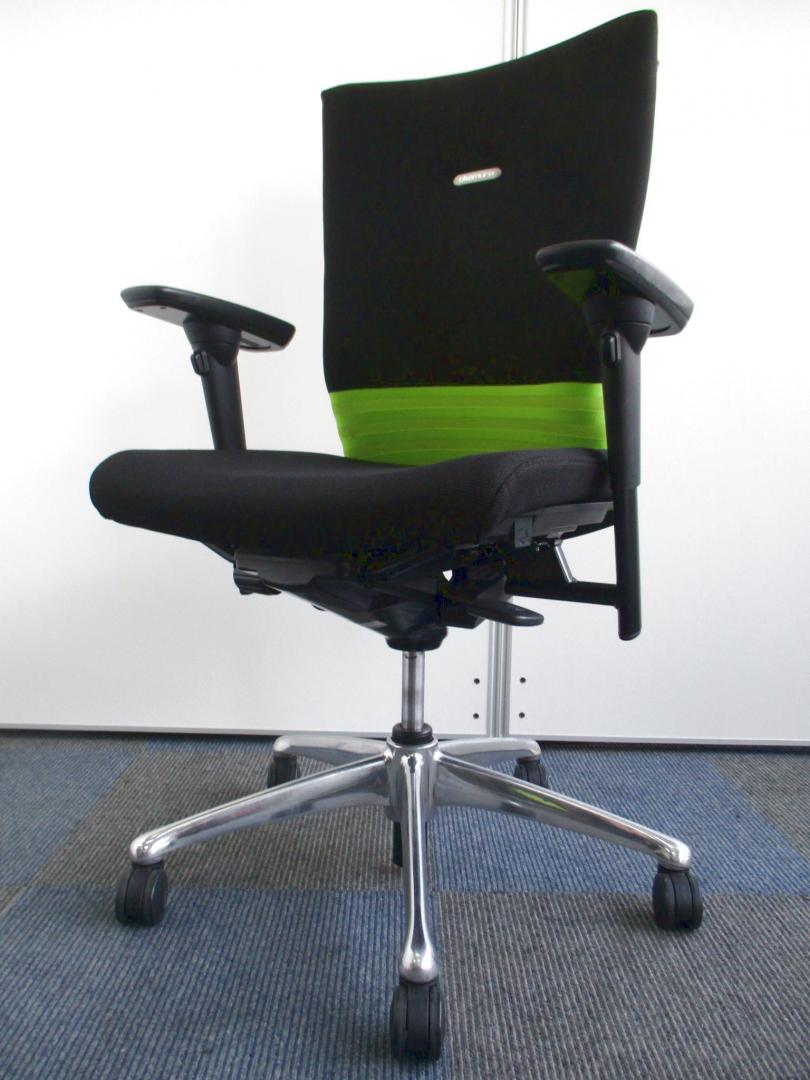 【状態良好品が40脚入荷です!!】オカムラ製の傑作Feegoチェアが堂々入荷!!【アジャストアーム＆コートハンガー付き】Nu
                        フィーゴ
                                    中古
            