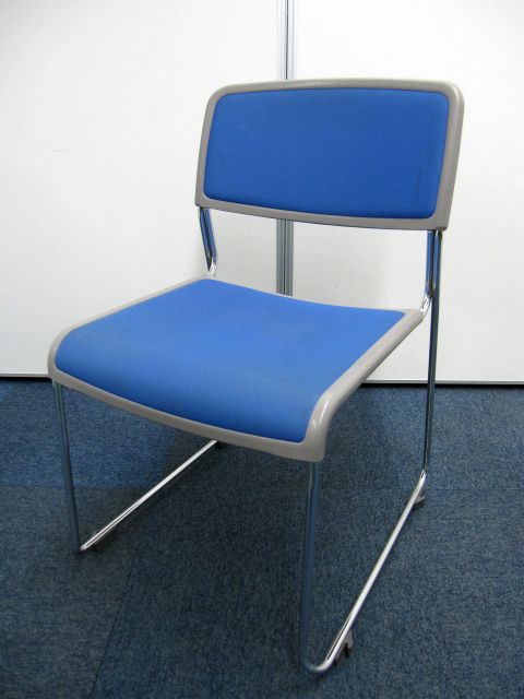 ブルーのスタッキングチェア入荷いたしました！小会議などにお勧めです！【３脚】
                        
                                    中古
            