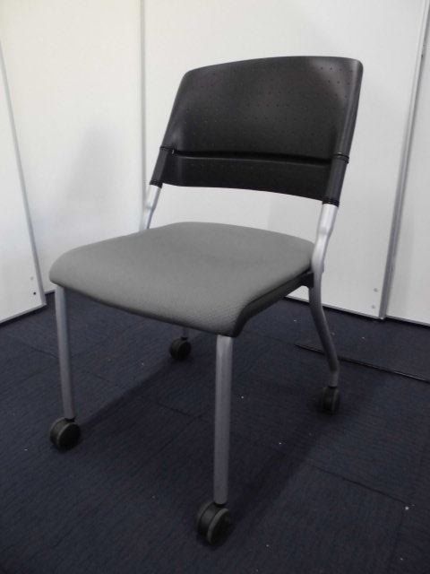 【ラスト2脚にて50％OFF】オカムラ製｜状態良好スタッキングチェア【キャスター付】
                        リータ
                                    中古
            