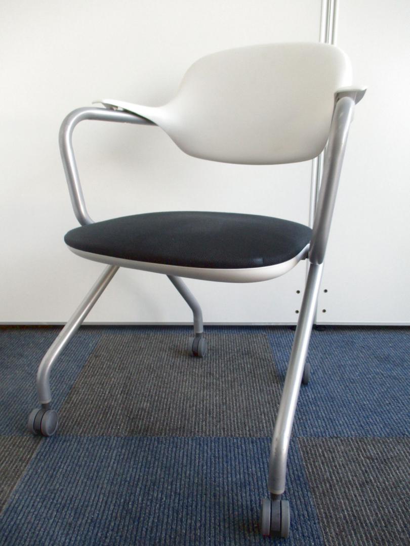 【肘かけ部分が独特です!!】布地座面の為ゆったり座れます!!【白×黒の配色がGOOD!!】Nu
                        
                                    中古
            