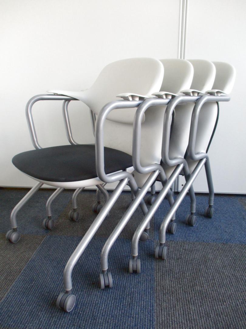 【お得な4脚セット!!】布地座面の為ゆったり座れます!!【肘かけ部分が独特です!!】Nu
                        
                                    中古
            