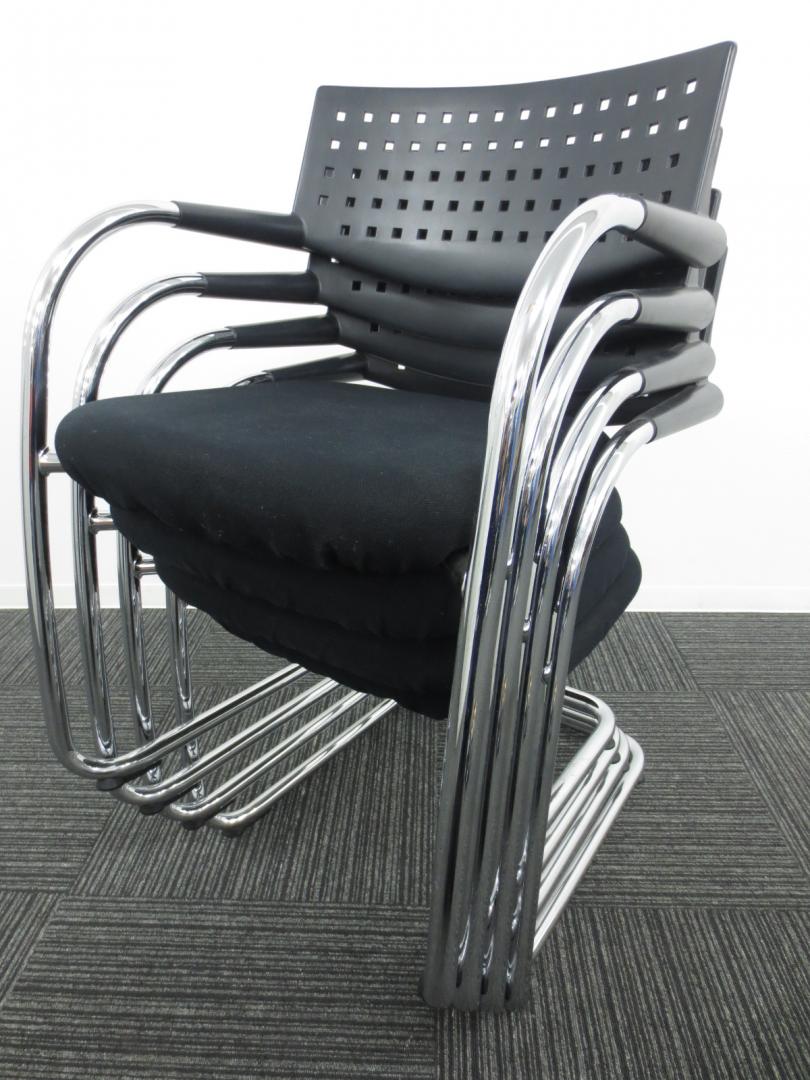 【人気の会議用チェア】【4脚セット】Vitra　■ビザビ スタッキングチェア4脚セット カラー：ブラック　【相模原・町田店】
                        ビザビ 
                                    中古
            