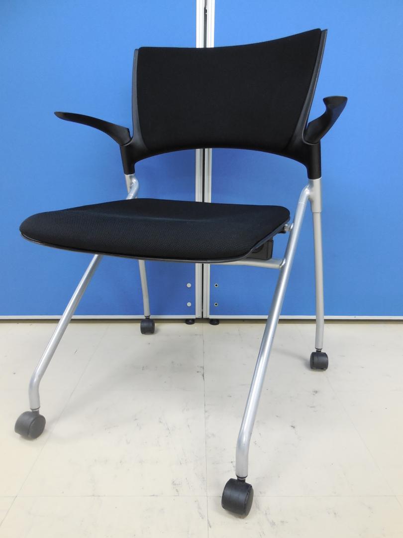 【8脚⇒残り4脚！】イトーキ製 マノス(MANOSS)チェア 肘付き ■人気のブラックカラー■座面を跳ね上げて、スペース効率のよい収納を！【ネスタブル】
                        マノス
                                    中古
            