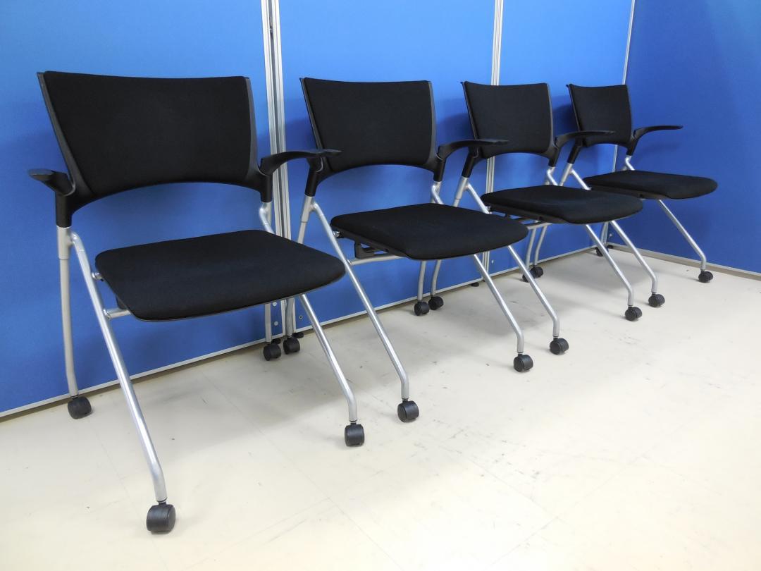 【4脚セット商品！】イトーキ製 マノス(MANOSS)チェア 肘付き ■オールブラックがカッコいい！！■軽量で簡易チェアをお探しのお客様、是非こちらを！【ネスタブル】
                        マノス
                                    中古
            