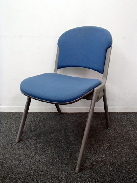 【4脚入荷】【定番商品】会議には欠かせない収納可能なスタッキングチェア｜内田洋行製ブルー色
                        
                                    中古
            