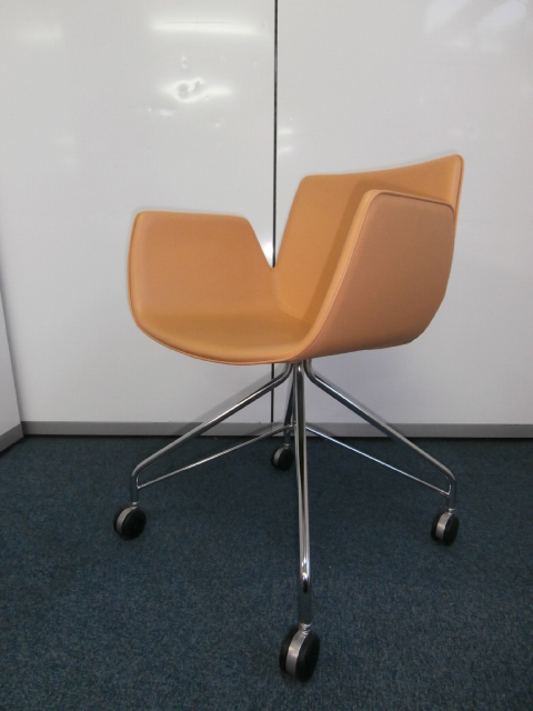 【とにかく明るいカラー！！オレンジ！！２脚限定！！】ゲストルームなどにいかがですか！！
                        GM-C
                                    中古
            