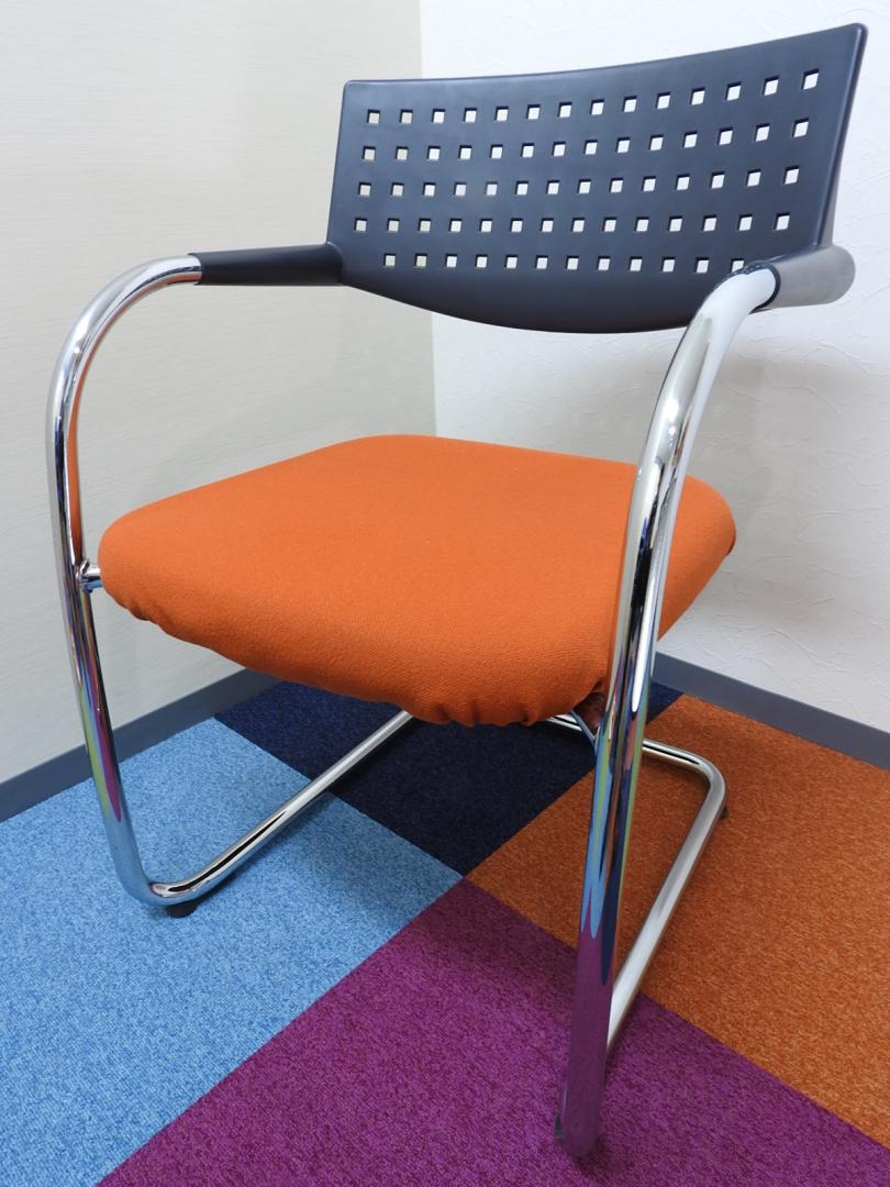 【在庫入れ替え】【新品定価5万円以上】【2脚限定価格】【ドイツを代表するメーカーヴィトラ社チェア】ビザビチェア【脚の形状がとても特殊！】【オレンジの座面が素晴らしい】【オフィスに置くとデザイン性抜群！】【RP】
                        VISAVIS 　ヴィザビ
                                    中古
            