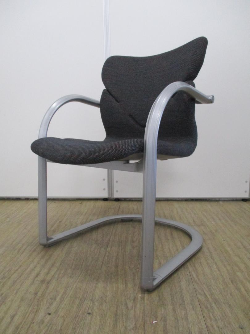 人気のコの字脚のミーティングチェアが入荷しました！
                        
                                    中古
            