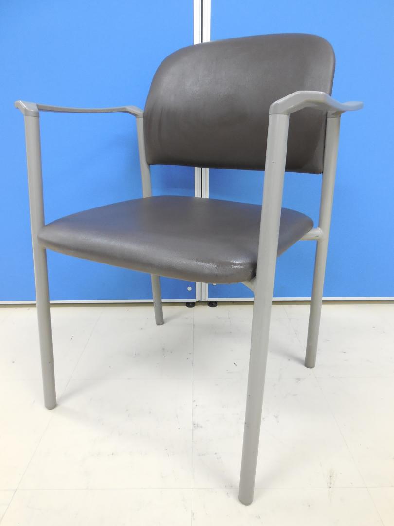 【特別価格でご案内！】オカムラ製 スタッキングチェア 肘付き■落ち着いたブラウンカラー■ビニールレザーでお手入れがラクなんです！※少々破れ有【おつとめ品】
                        
                                    中古
            