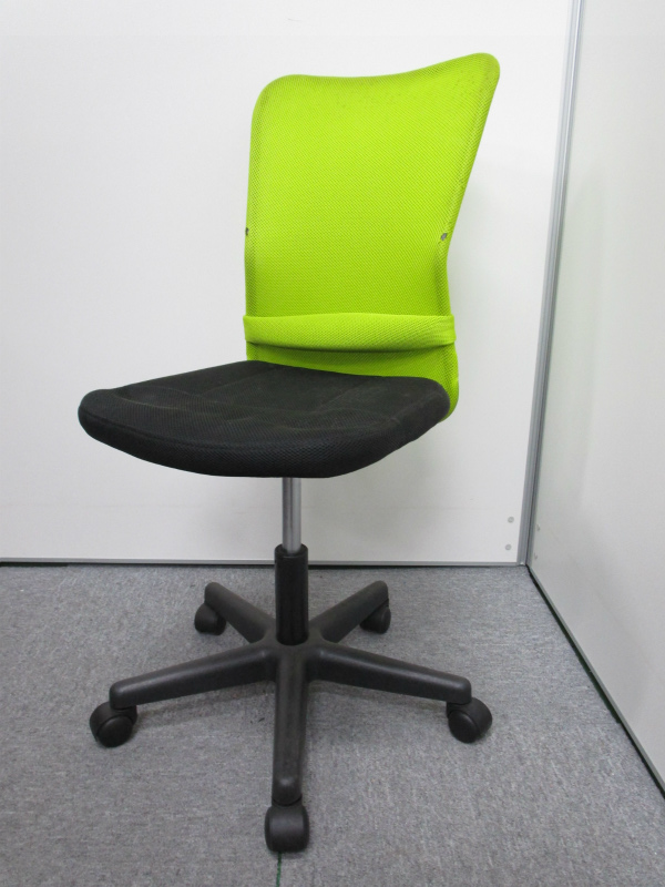 【6脚入荷】【おつとめ品】背もたれに破れあります　鮮やかなグリーンの肘無　メッシュチェア　【中古オフィスチェア　OAチェア】
                        
                                    中古
            