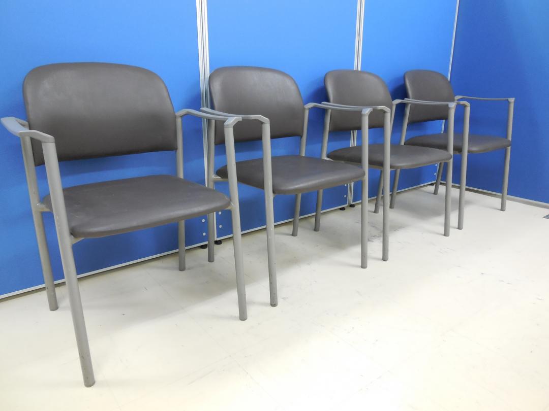 【特別なイスをあなーたに！4脚セット】肘付きスタッキングチェア オカムラ製ビニールレザーはお手入れがラクです！■落ち着いたブラウンカラー※少々破れ有【おつとめ品】
                        
                                    中古
            