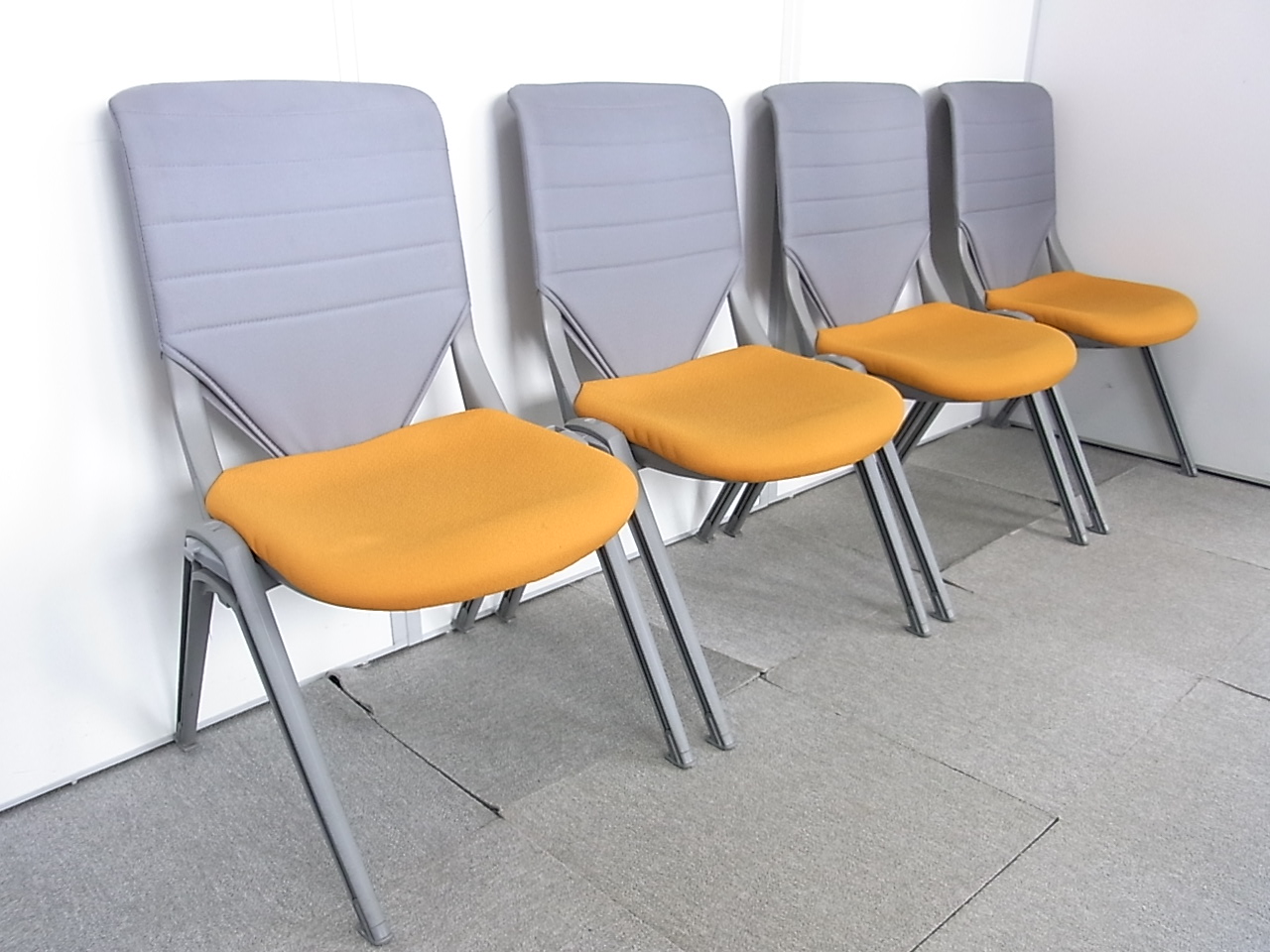 【4脚セット！】プラス製のスタッキングチェア！簡易的なミーティングチェアといえばこちら！！
                        
                                    中古
            