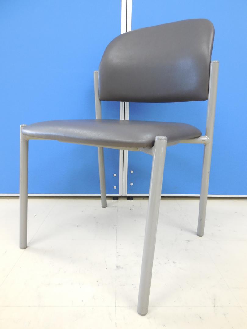 【特別価格パートⅡ！】オカムラ製 スタッキングチェア 肘無し■ブラウンカラー■ビニールレザータイプで手入れがラク！※少々破れ有【おつとめ品】
                        バーテブラ
                                    中古
            