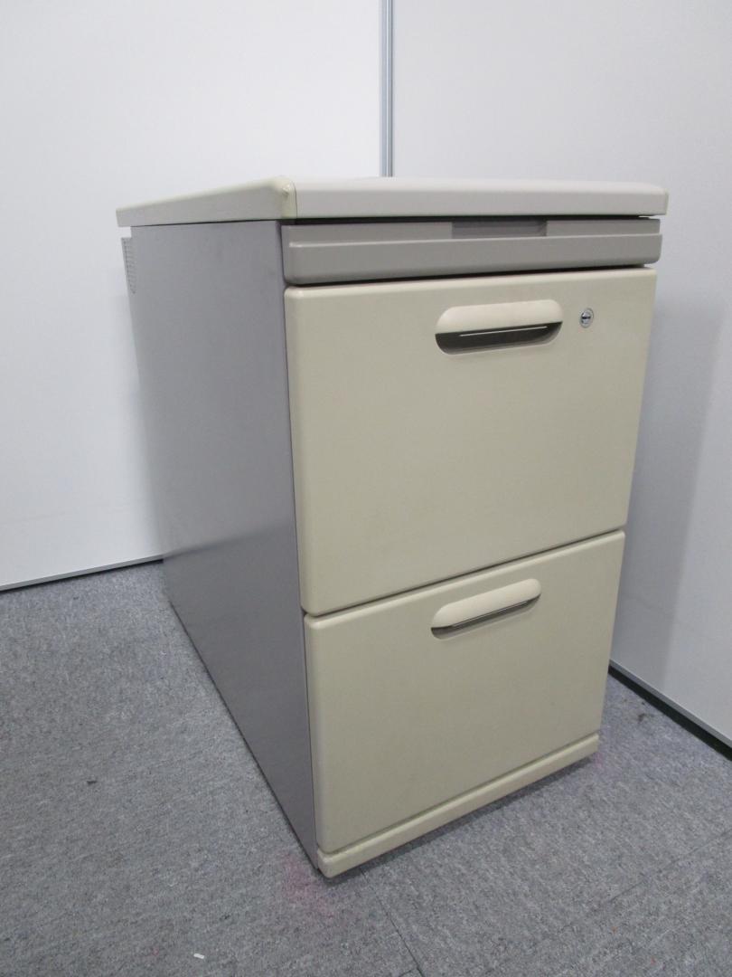 【\8,000⇒\6,000】【10台入荷！】全体的に日焼け御座いますが使用には問題ございません　Ｈ700　デスク脇収納　Ａ4書類2段収納可能　3段脇机【中古オフィス家具　事務机】【ロット】【おつとめ品】
                        CCR
                                    中古
            