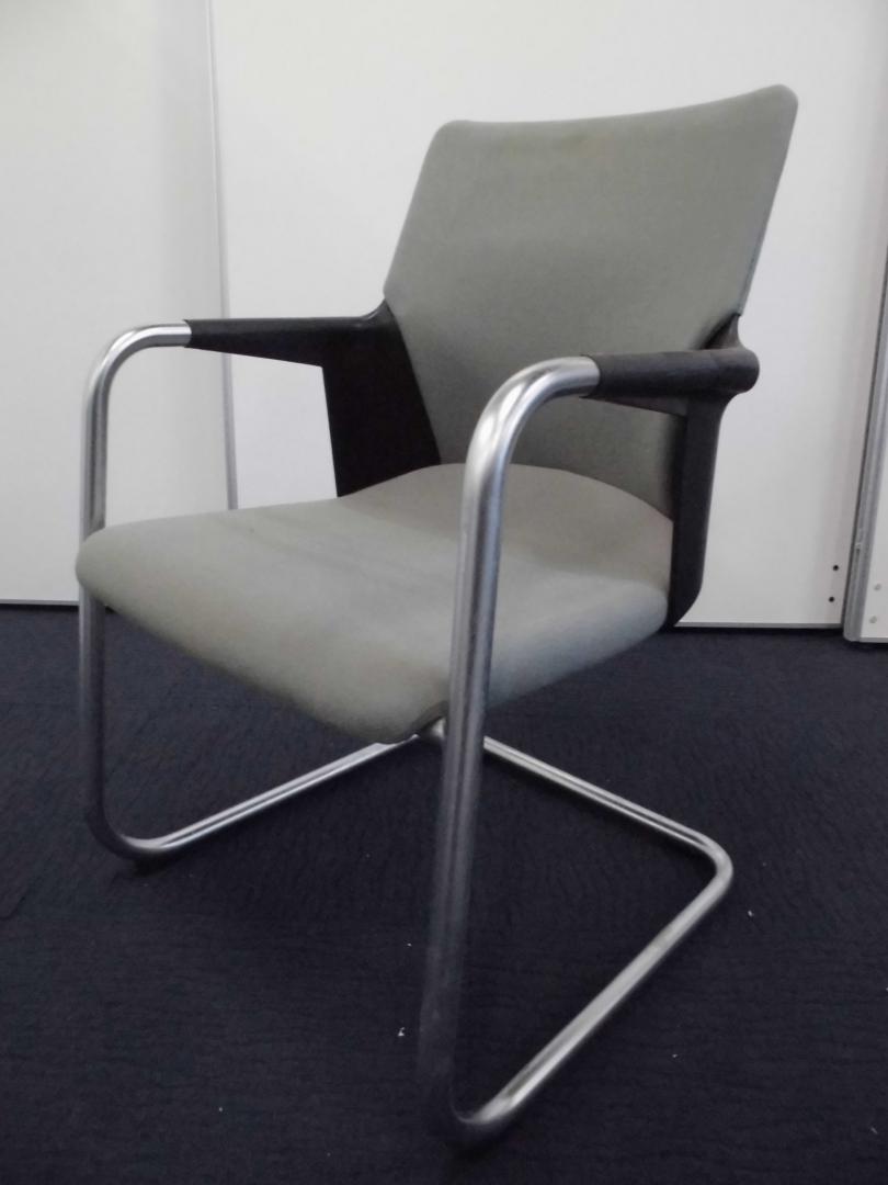 【ラスト1脚のため70％OFF】コクヨ｜肘付ミーティングチェア｜アガタ/V【定価6.6万円！】
                        アガタ/V
                                    中古
            