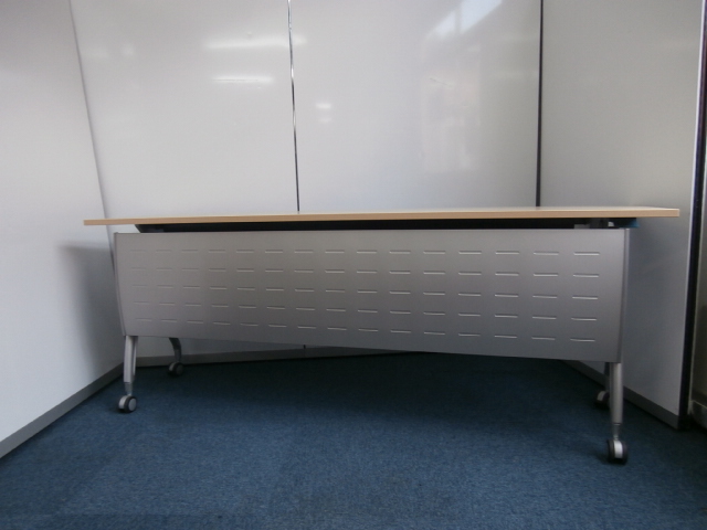 【５台限定！！ナチュラル色の天板！！】サイドスタックテーブル入荷しました！！
                        
                                    中古
            