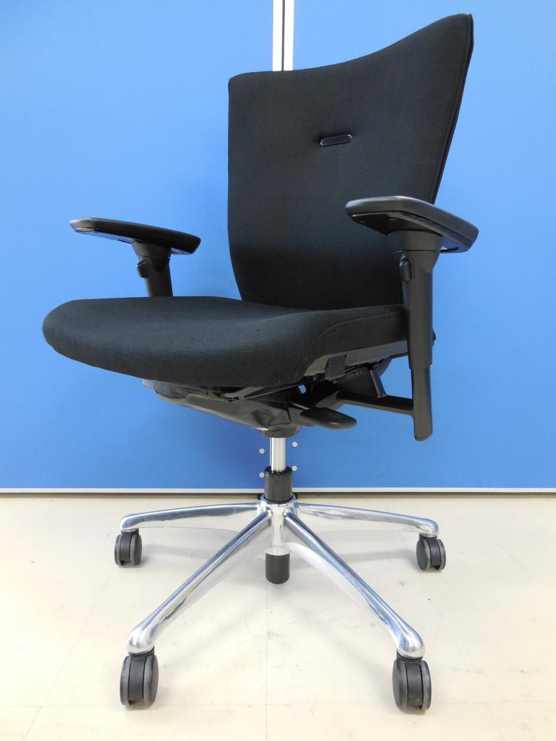 【1脚限定入荷！】オカムラ製フィーゴ(feego)チェア！可動肘■人気のブラックカラーにシルバーポリッシュの脚が映える！【状態良好】
                        フィーゴ
                                    中古
            