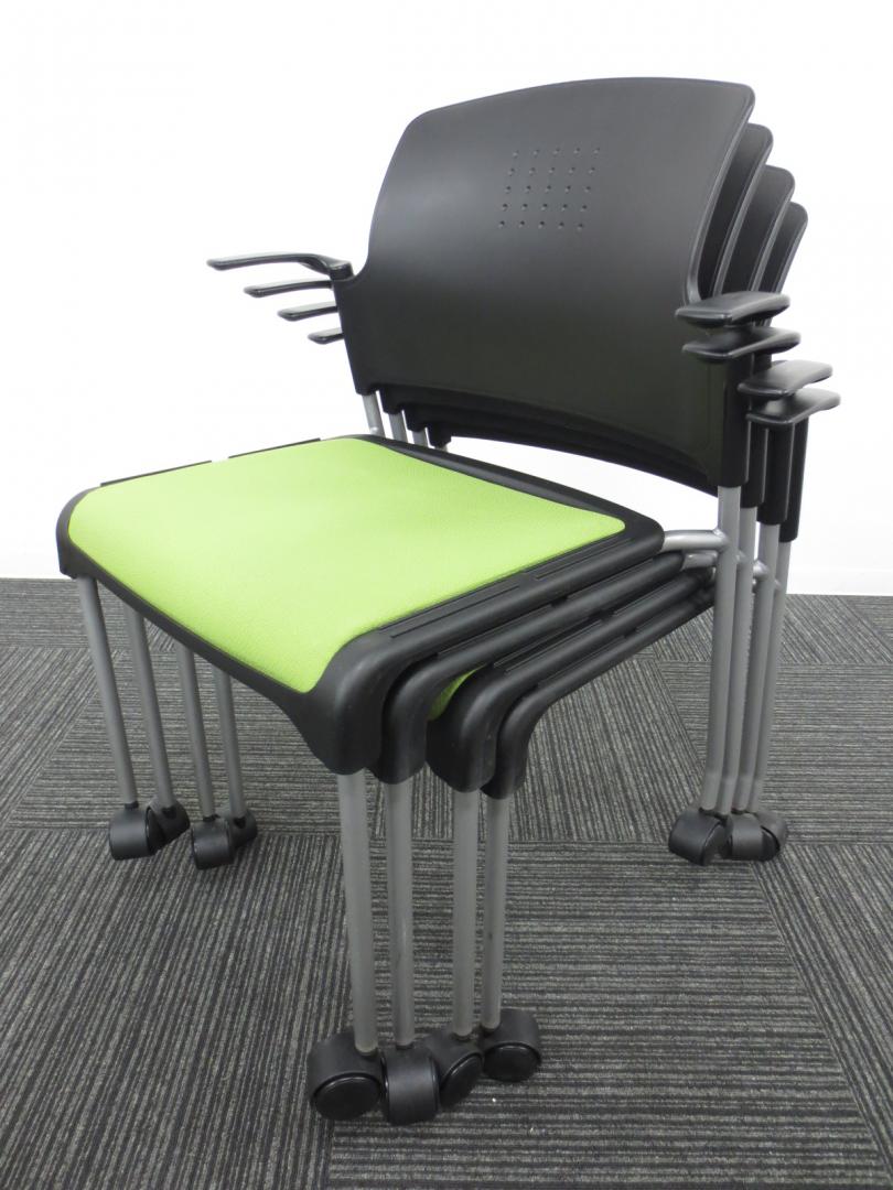 【4脚セット】【スタッキングチェア】キャスター付き　肘付き　ライトグリーン【ミーティングチェア】【相模原・町田店】 
                        
                                    中古
            