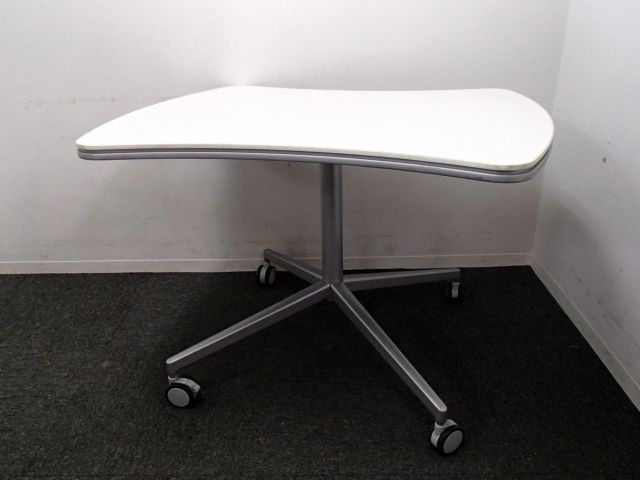 【人気のホワイト色】キャスター付のデザインテーブル！！移動も楽々で使い勝手は抜群です！
                        アットラボ
                                    中古
            