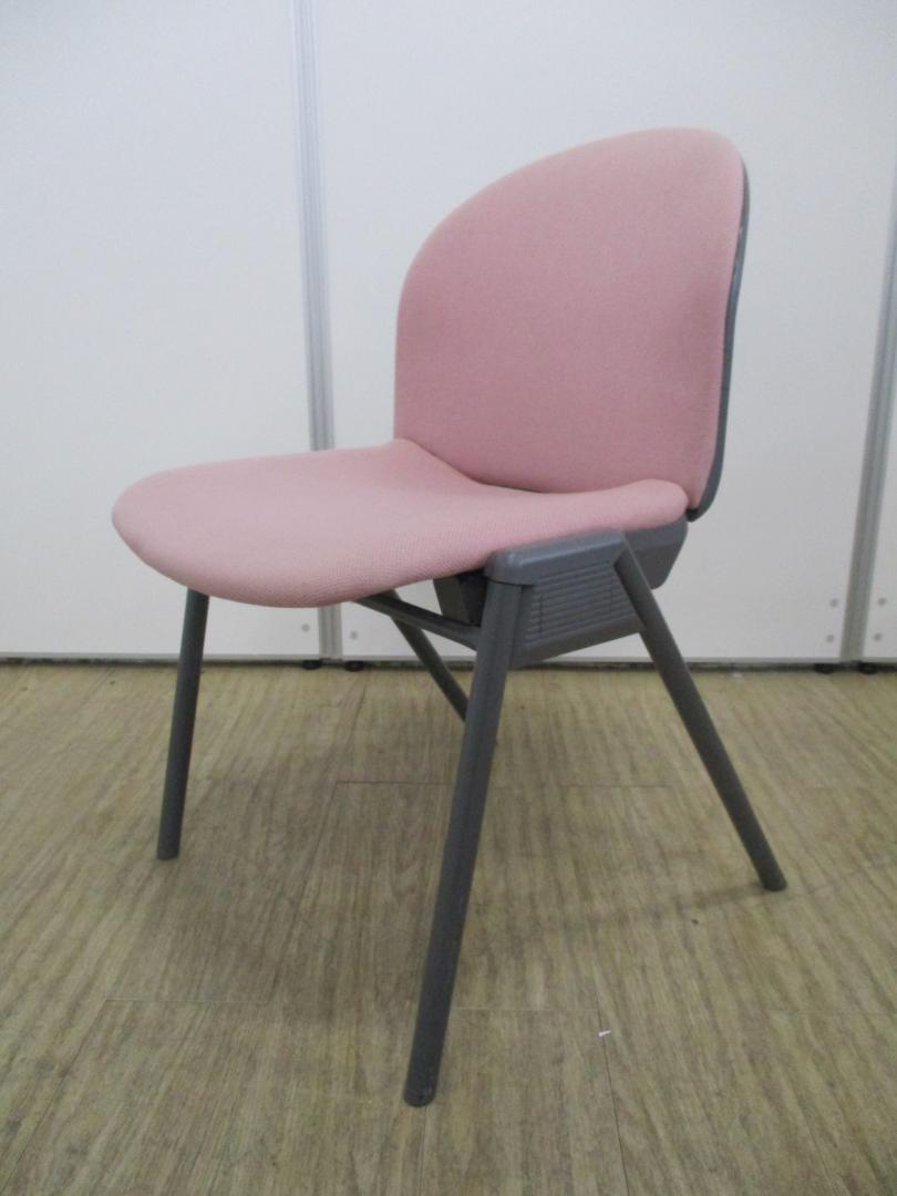 背もたれの動く珍しいミーティングチェアです！
                        
                                    中古
            