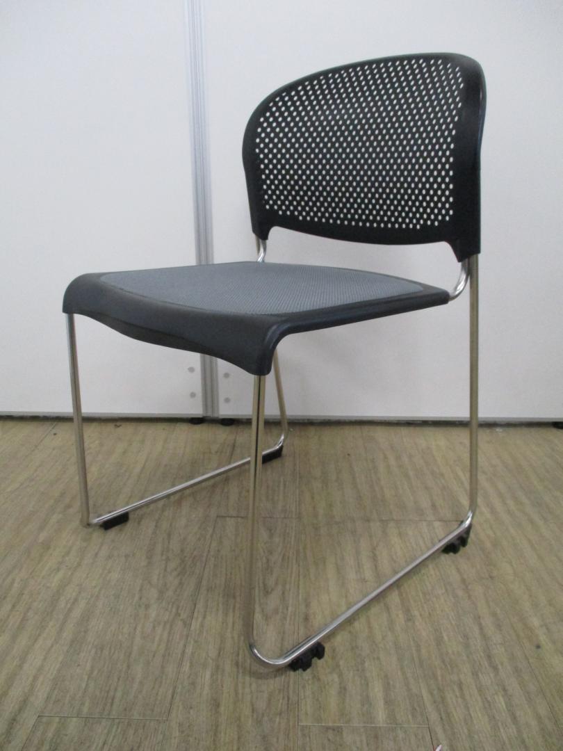 オカムラ製定番チェア！背面がメッシュタイプです
                        
                                    中古
            