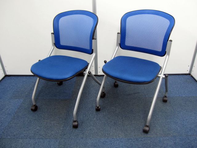 【2脚セット】畳めて重ねられるブルーのチェアで御座います
                        
                                    中古
            