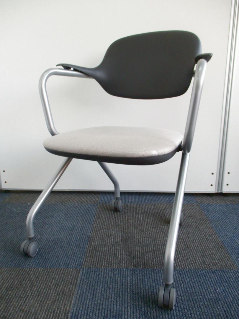 【18脚纏めて入荷です!!】肘かけ部分が独特です!!【白×ベージュの配色がGOOD!!】Nu
                        
                                    中古
            