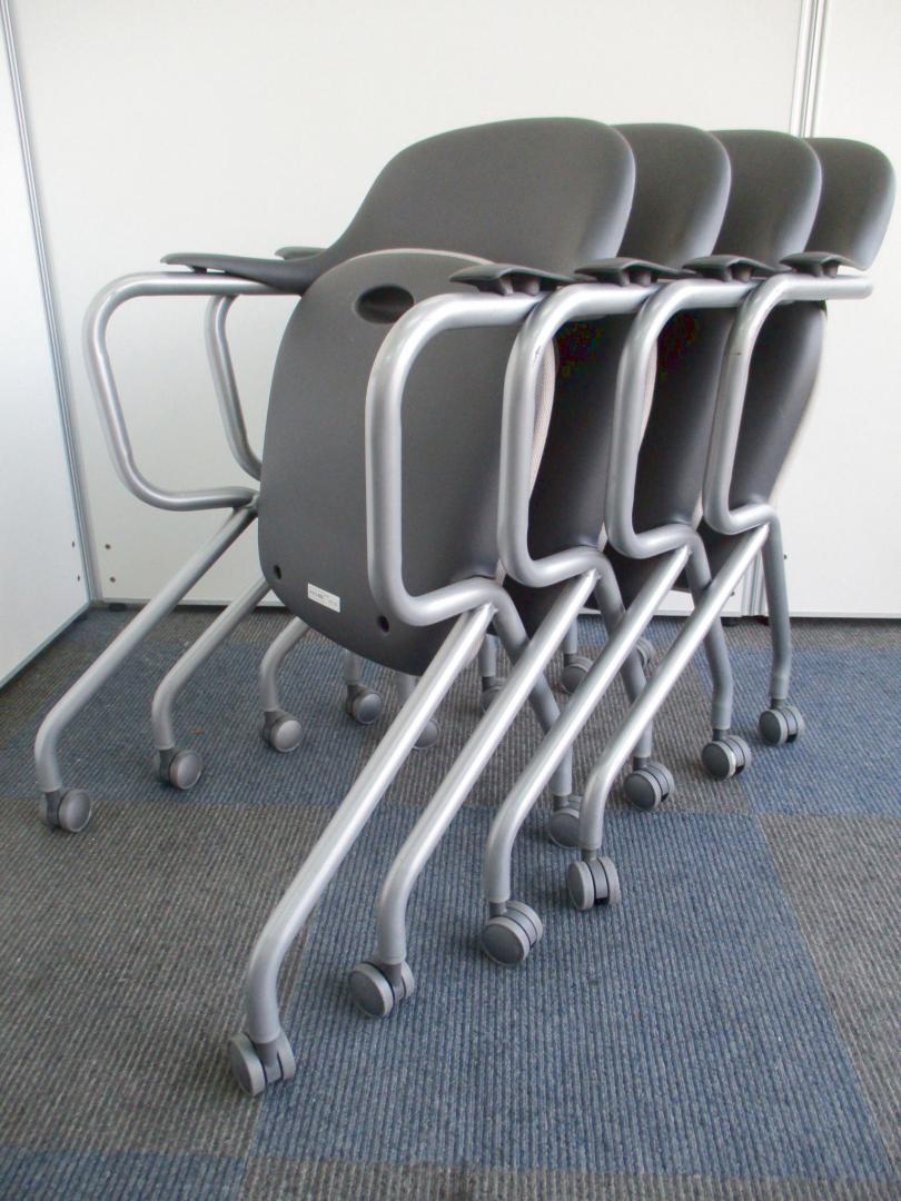 【お得な4脚セット!!】布地座面の為ゆったり座れます!!【肘かけ部分が独特です!!】Nu
                        
                                    中古
            