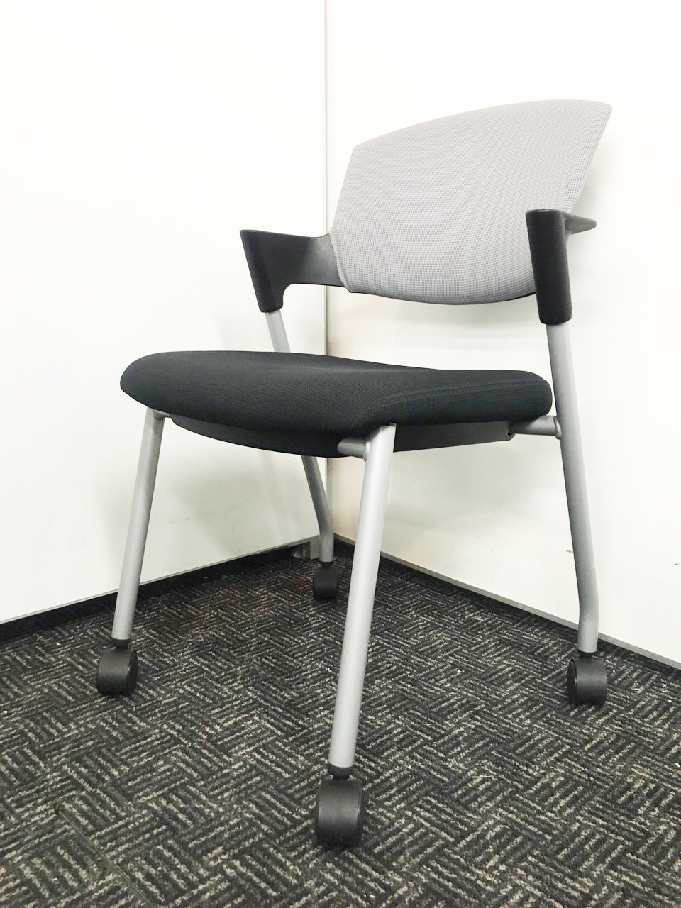 会議チェアの人気者！kokuyo製のプロッティチェア入荷！キャスター付きで移動も楽々！【ミーティングチェア】【グレー】
                        プロッティ
                                    中古
            