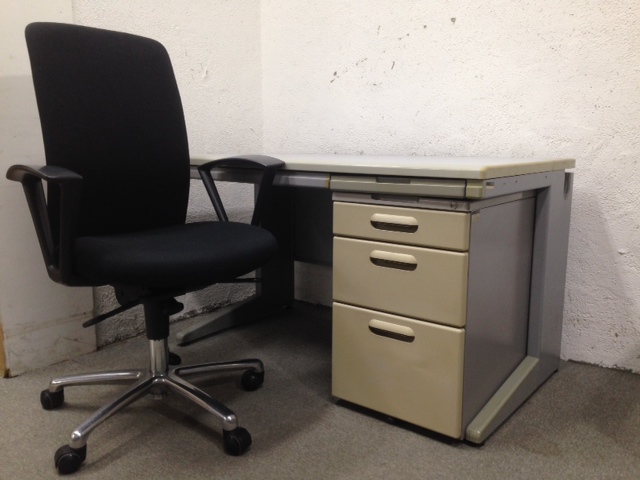 【10％ＯＦＦ!一名増員セット!机、ワゴン、イス・・・一人分になった!】イトーキセット！ブラック｜｜
                        
                                    中古
            