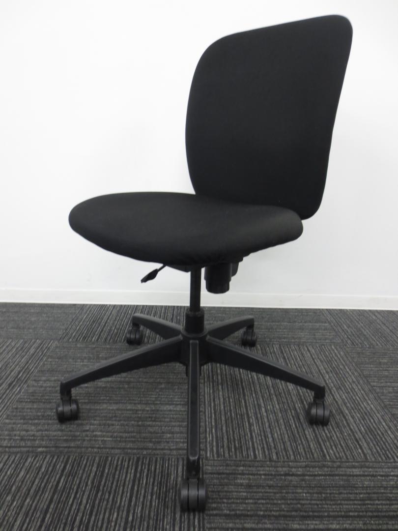 【専門業者によりクリーニング済み】スチールケース製　アプトシリーズ　オフィスチェア肘無し　
                        アプト
                                    中古
            