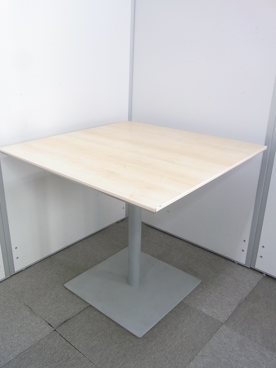 【2台入荷！】これは安い！！木目調の角テーブルが入荷です！エッジ部分に擦れ傷が目立つため、お安くなっております！【おつとめ品】
                        
                                    中古
            