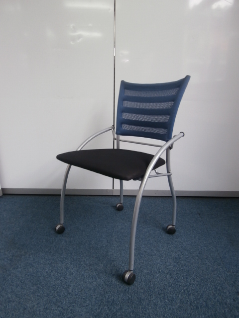 【ネスティングチェアが大量入荷しました！！！】ブルー×ブラックのコンパクトなチェア！！
                        
                                    中古
            