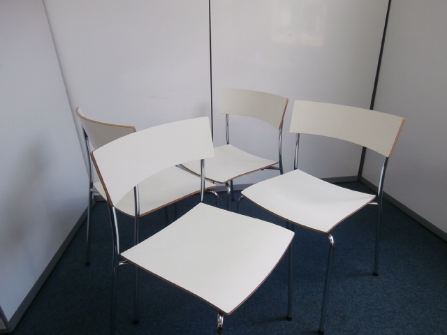 【４脚セット！！１セット限定！！】ホワイトのスタッキングチェア！！
                        
                                    中古
            